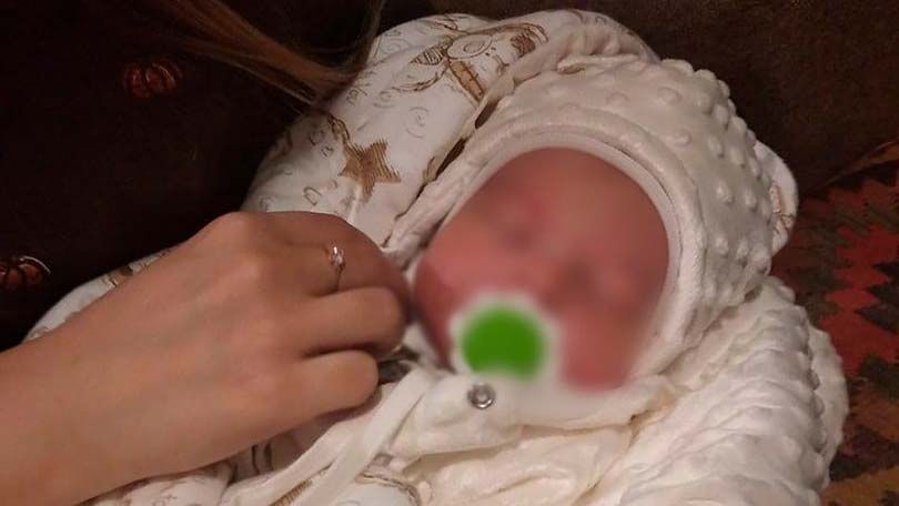 Rejtélyes örökbefogadási-ügy: csak az öthónapos csecsemőt körözik, az őt elrabló külföldi házaspárt azonban nem keresi a rendőrség