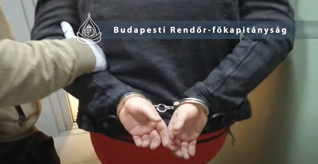 Kényeztette magát mások előtt egy fiatal férfi Monornál a vonaton