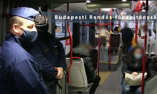Újabb szabálytalankodókat fogtak: ezúttal a 80-as trolin razziáztak a rendőrök – videó
