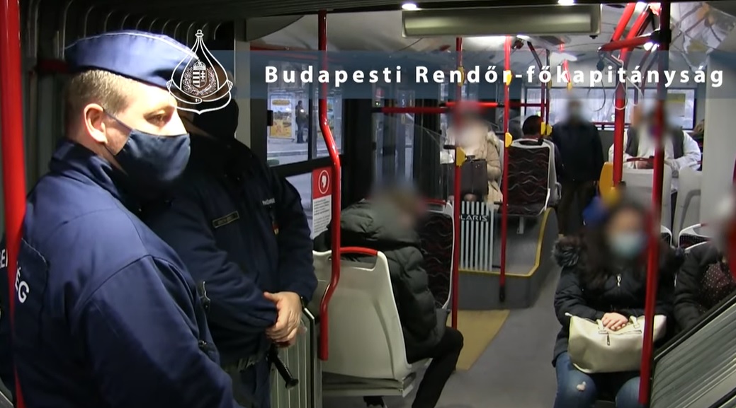 Újabb szabálytalankodókat fogtak: ezúttal a 80-as trolin razziáztak a rendőrök – videó