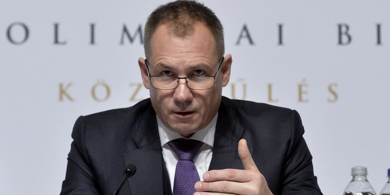 Újraválasztották, egyből 2,6 milliós javadalmazást szavaztatott meg magának a MOB-elnök