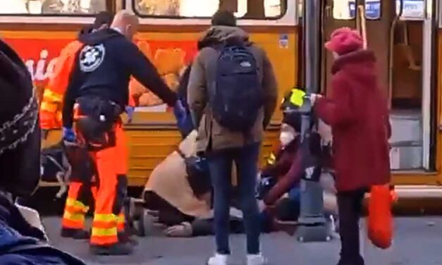 Drámai újraélesztés a villamosmegállóban, a járókelők szeme láttára próbálták visszahozni a férfit