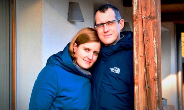 „Csakis az volt a szemem előtt, hogy Tamás minél előbb meggyógyuljon” – Felesége veséjével mentették meg Páty alpolgármesterének, Somogyi Farkas Tamásnak az életét