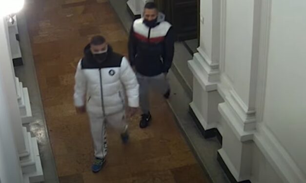 Az Andrássy úton surrant be ez a két férfi egy lakásba – Szép kis zsákmányt vittek magukkal, nagy erőkkel keresi őket a rendőrség – Videó is van róluk, Te láttad őket valahol?