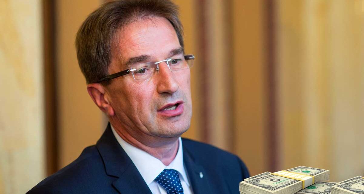 Házkutatást tartottak a korrupcióval gyanúsított Völner Pálnál – A balhék miatt lemondott miniszterhelyettest ki is hallgatták, mindent tagad