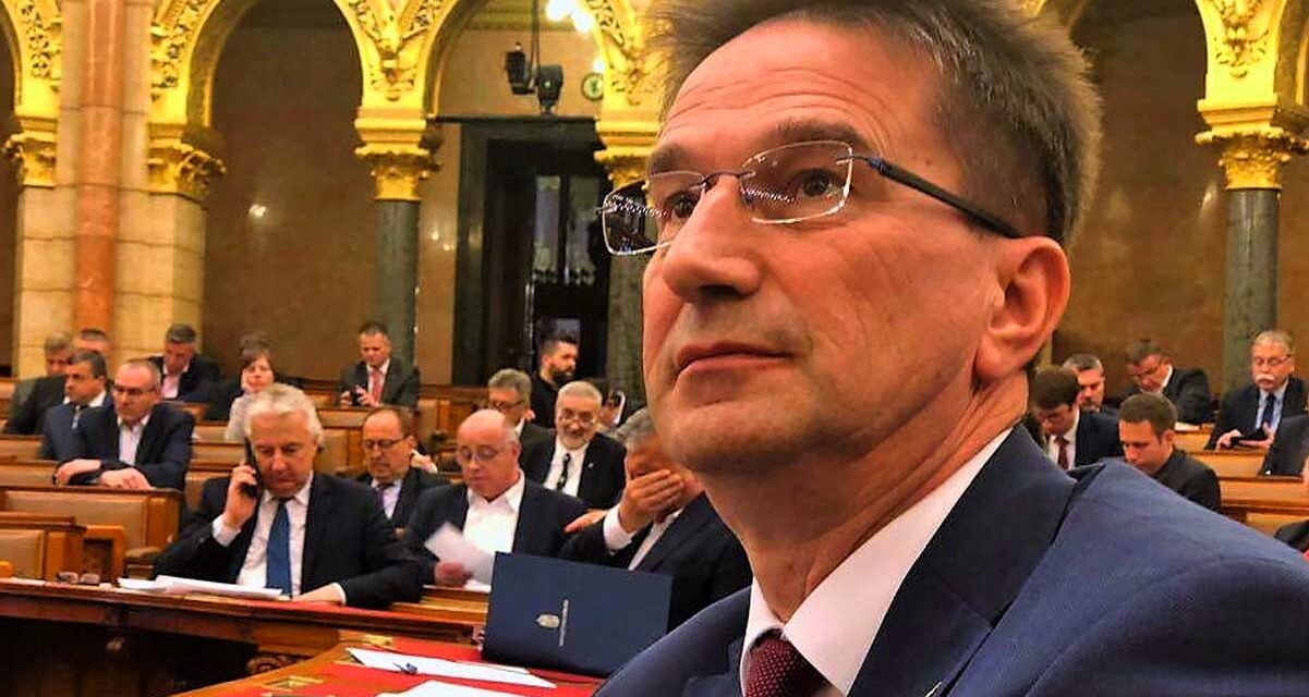 Kiakadt a korrupcióval gyanúsított Völner Pál: zárolták a család vagyonát, a fia kocsiját az utcáról vitték el