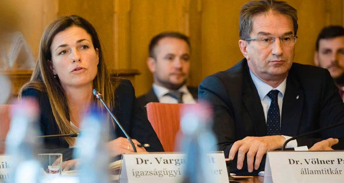 „Ne puffogjon képviselő asszony!” – mondta Kövér László, miközben az ellenzék elzavarná Varga Judit igazságügyi minisztert