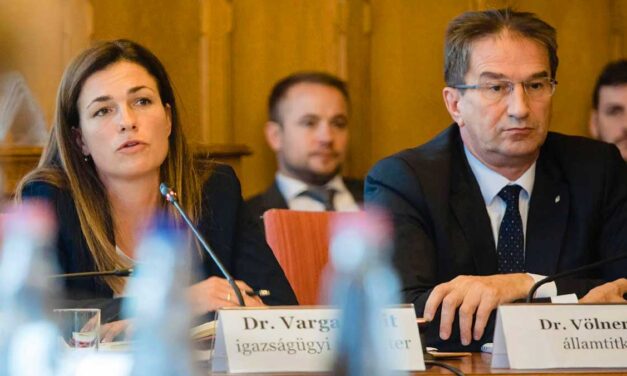 „Ne puffogjon képviselő asszony!” – mondta Kövér László, miközben az ellenzék elzavarná Varga Judit igazságügyi minisztert