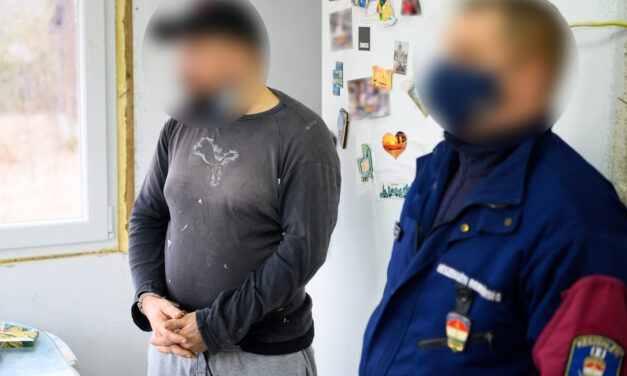 Hatalmas razziát tartottak a zsaruk: hét helyszínen kutattak, rendőrkézen a dílerek és egy fogyasztó is – videón a rajtaütés