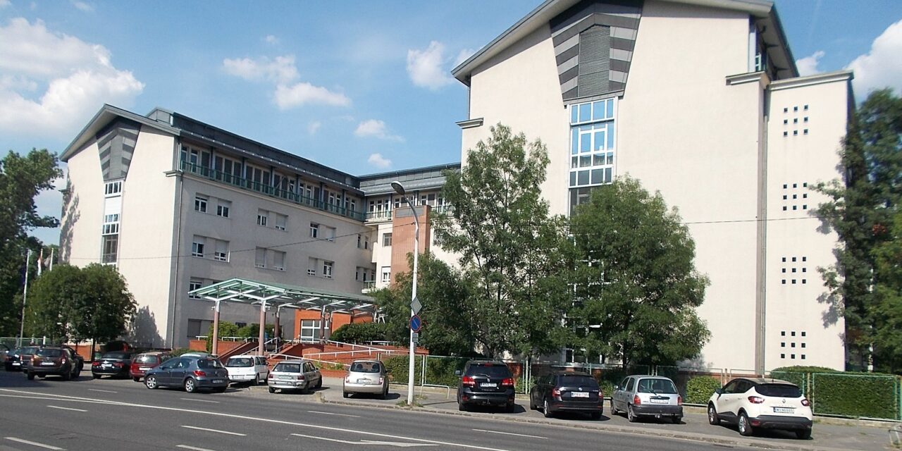 Felcsaptak a lángok a budapesti Szent Imre kórházban, pillanatok alatt elöntötte a füst az épületet – Egy ember meghalt, az udvarra menekültek a dolgozók és a betegek