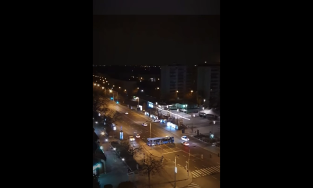 Látványos autós üldözés volt Budapesten, egy rendőrt elütött a menekülő tinédzser