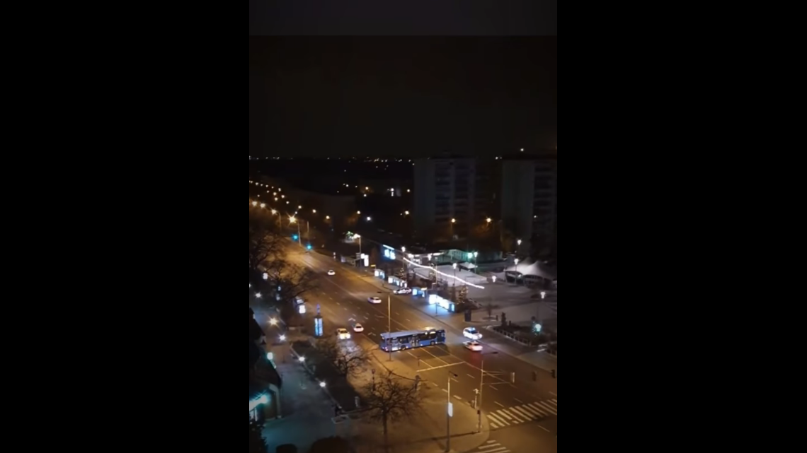 Látványos autós üldözés volt Budapesten, egy rendőrt elütött a menekülő tinédzser