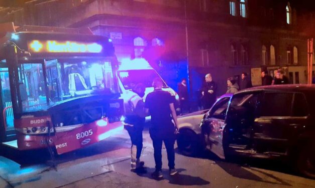 Dominóként estek el az utasok a buszban – Troli és Golf karambolozott, több utast kórházba vittek