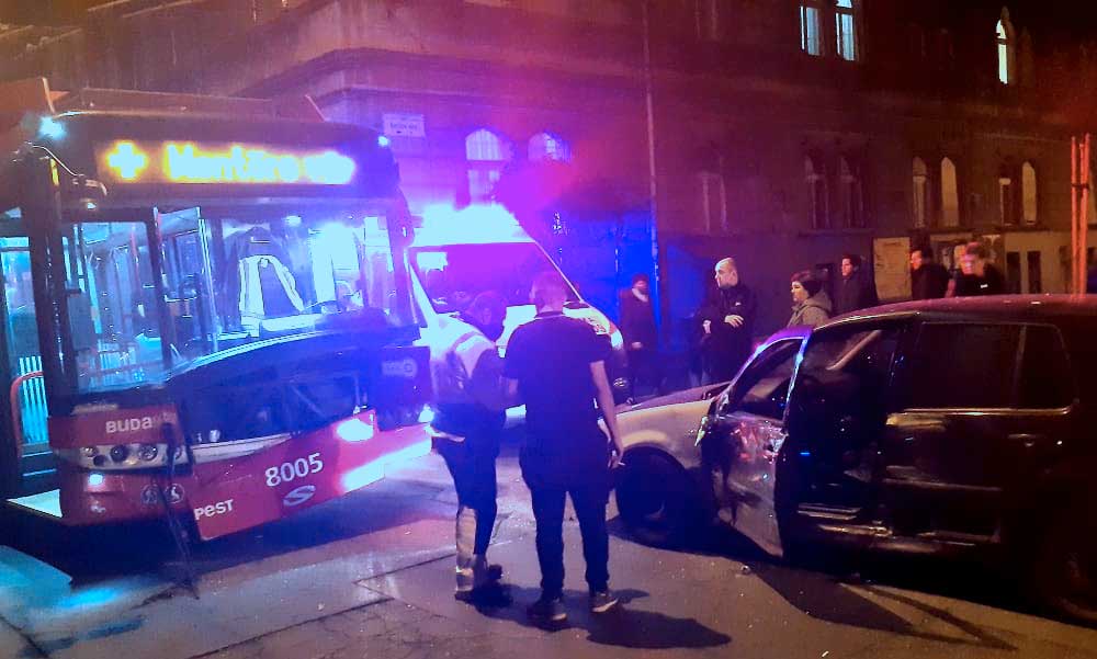 Dominóként estek el az utasok a buszban – Troli és Golf karambolozott, több utast kórházba vittek
