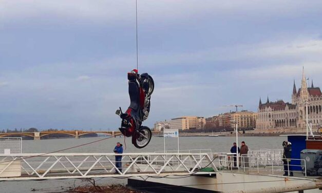 Dunába zuhant egy motorkerékár, autóval ütközött a rakparton, ipari búvárok merültek le a járműért – Fotók!