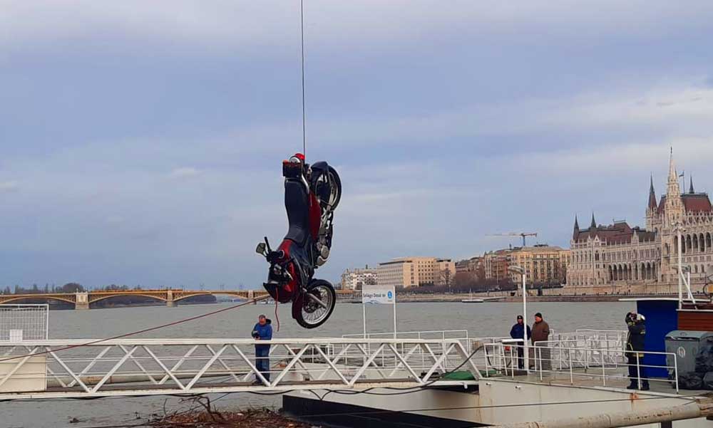 Dunába zuhant egy motorkerékár, autóval ütközött a rakparton, ipari búvárok merültek le a járműért – Fotók!