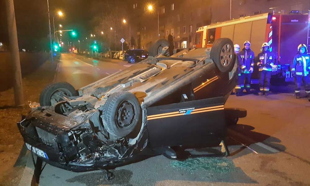 Fura baleset: A felborult autóból kimászott a sofőr, rágyújtott egy cigire és megivott egy dobozos sört aztán megjöttek a mentők