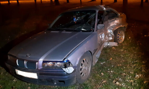 Születésnapi tortáért sietett a BMW-s férfi, nagy karambol lett a rohanásból, a felesége összeomlott