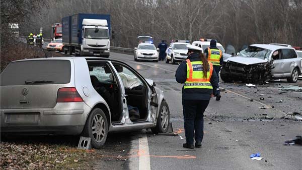 Néhány óra alatt két súlyos baleset történt Budapest környékén, ketten meghaltak, négy ember pedig súlyosan megsérült
