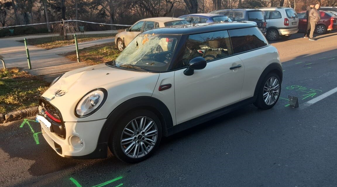 Halálra gázoltak egy nőt Budán, a parkoló autók közül akart átszaladni az úton