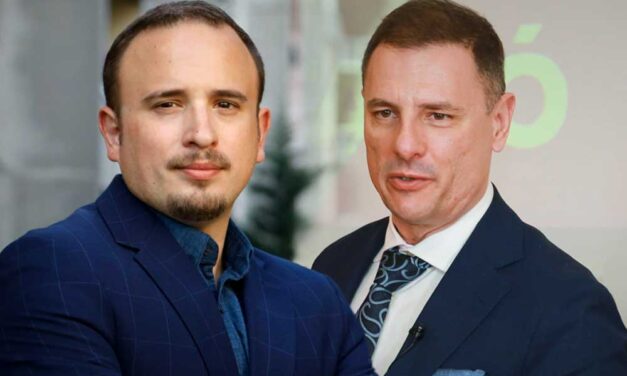 A gödi Samsung-gyár előtt Dorosz Dávid keményen beleszállt a fideszes képviselőbe, Tuzson „Nullás” Bencének nevezve őt