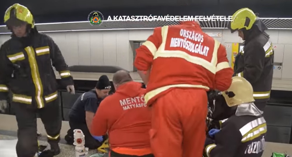 Kritikus állapotban van az a 66 éves férfi, aki a metrósínek közé gurult kerekesszékével az Ecseri úton – videó