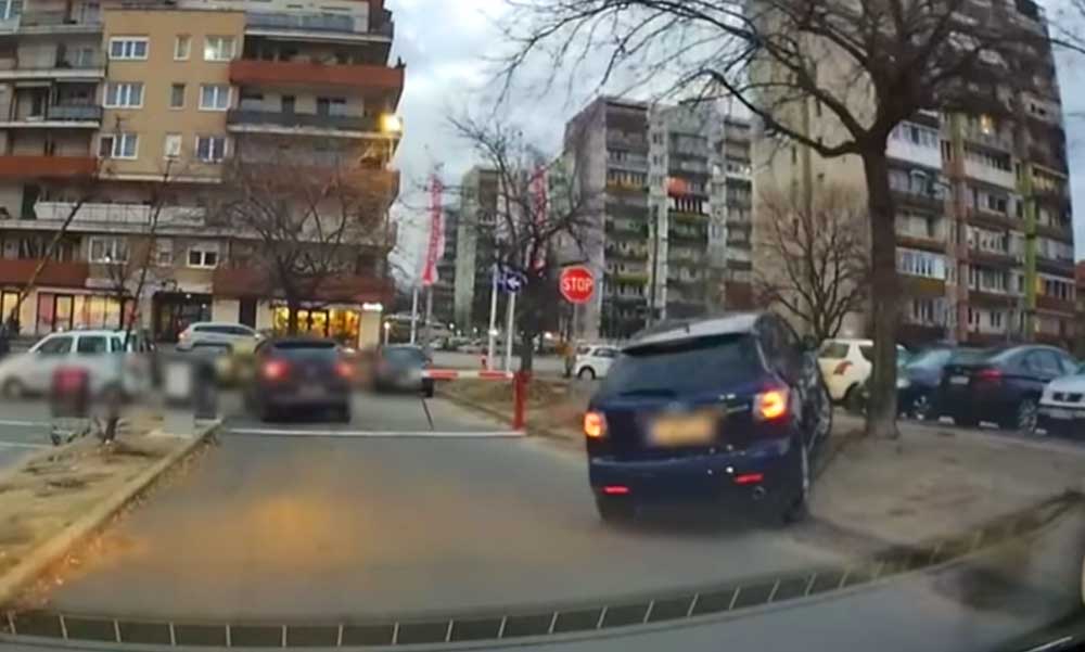 A suttyó terepjárósnak semmi sem számított, hogy kimehessen a parkolóból