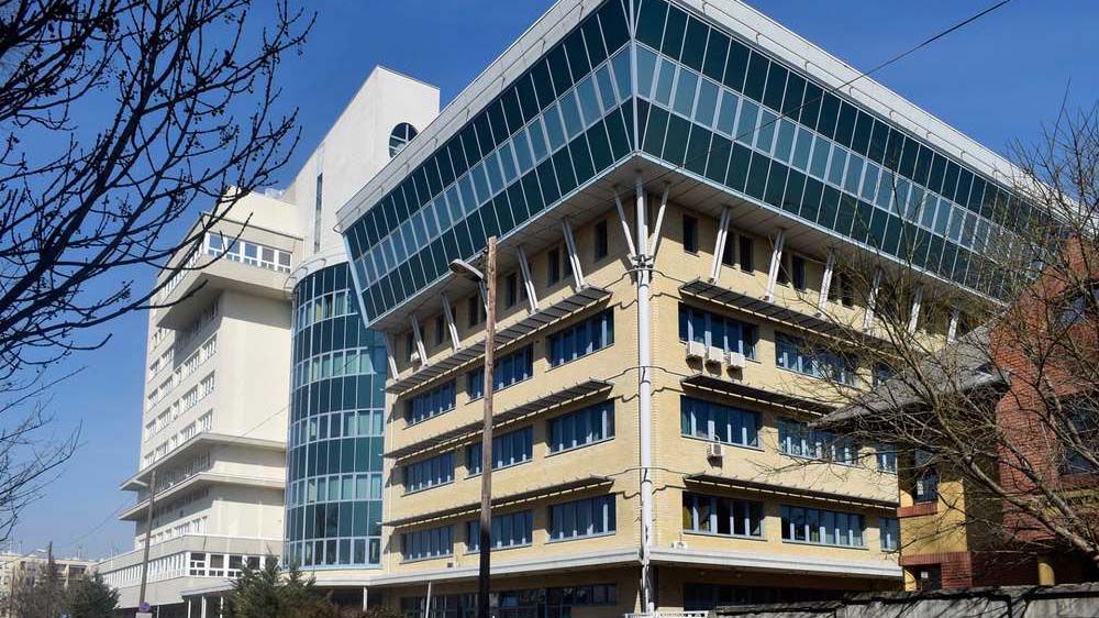 Súlyos tévedés: legalább 12 embernek adtak be véletlenül 6 adag vakcinát a Gottsegen György Országos Kardiológiai Intézetben – Ezt mondja az eset kapcsán az EMMI