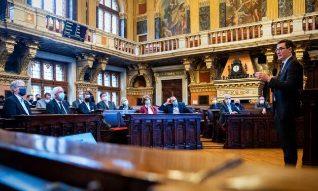 „Föl kell adni azt az elvet, hogy Budapest elkülönül az agglomerációjától”: Egységes tarifa-és jegyrendszert akarnak Budapest környékének polgármesterei és a főpolgármester