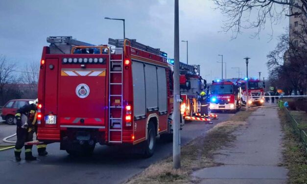 Az előszobájában halt meg az a férfi, akinek kigyulladt 3. emeleti lakása, egy választási sátorban két ember fulladt meg