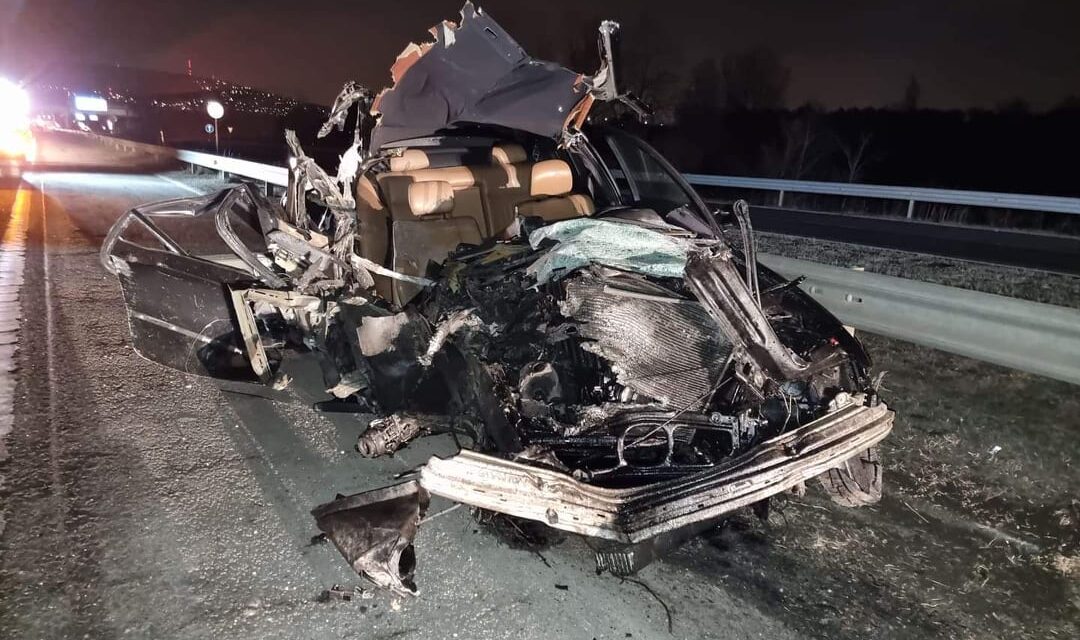 Csoda, hogy ezt mindenki túlélte: bepiálva rohant egy busz hátuljába egy BMW-s az M7-esen – Sokkoló fotók a helyszínről