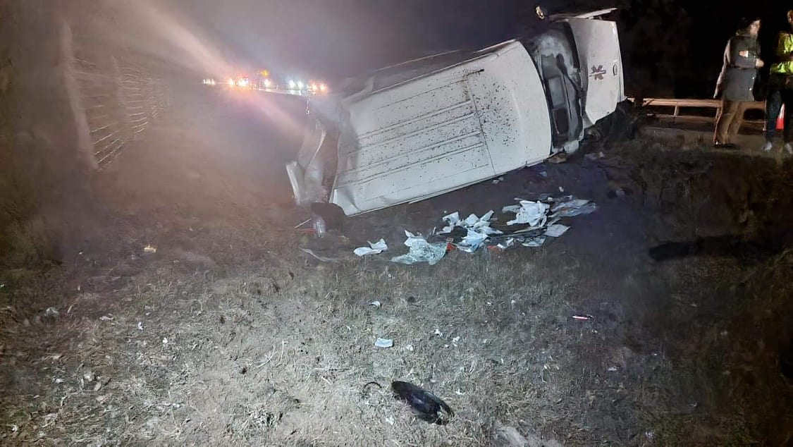 Kisteherautó és kocsi rohant egymásba az M5-ösön: a furgon 57 éves sofőrje beszorult a roncsba – Fotók a helyszínről