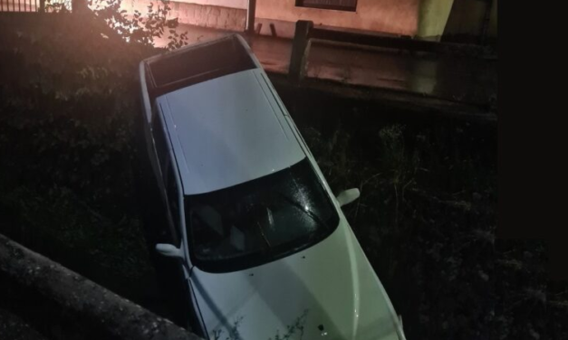 Az árokban kötött ki az 11 éves sofőr, 4 kamasz ült a kocsiban, egy részeg felnőtt adta át neki a kormányt
