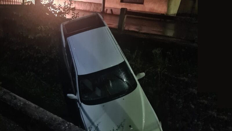 Az árokban kötött ki az 11 éves sofőr, 4 kamasz ült a kocsiban, egy részeg felnőtt adta át neki a kormányt