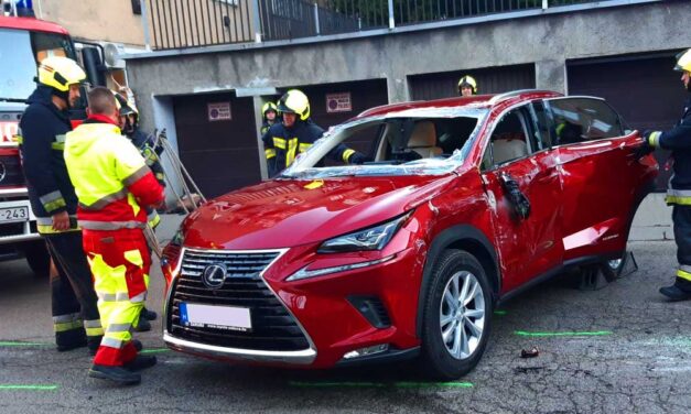 Rosszul lett egy Lexus sofőrje, tömegkarambolt okozott egy iskola előtt