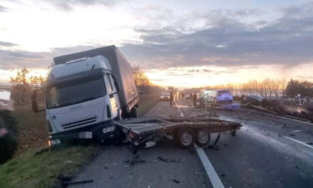 Tömegbaleset az M1-esen: 3 kamion, 1 kisteherautó és 6 személyautó karambolozott, teljesen lezárták az utat
