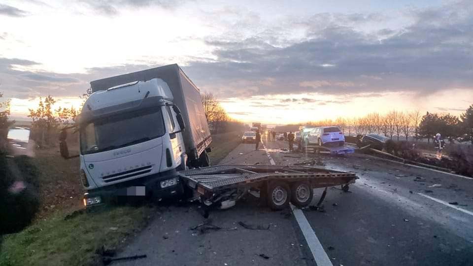 Tömegbaleset az M1-esen: 3 kamion, 1 kisteherautó és 6 személyautó karambolozott, teljesen lezárták az utat