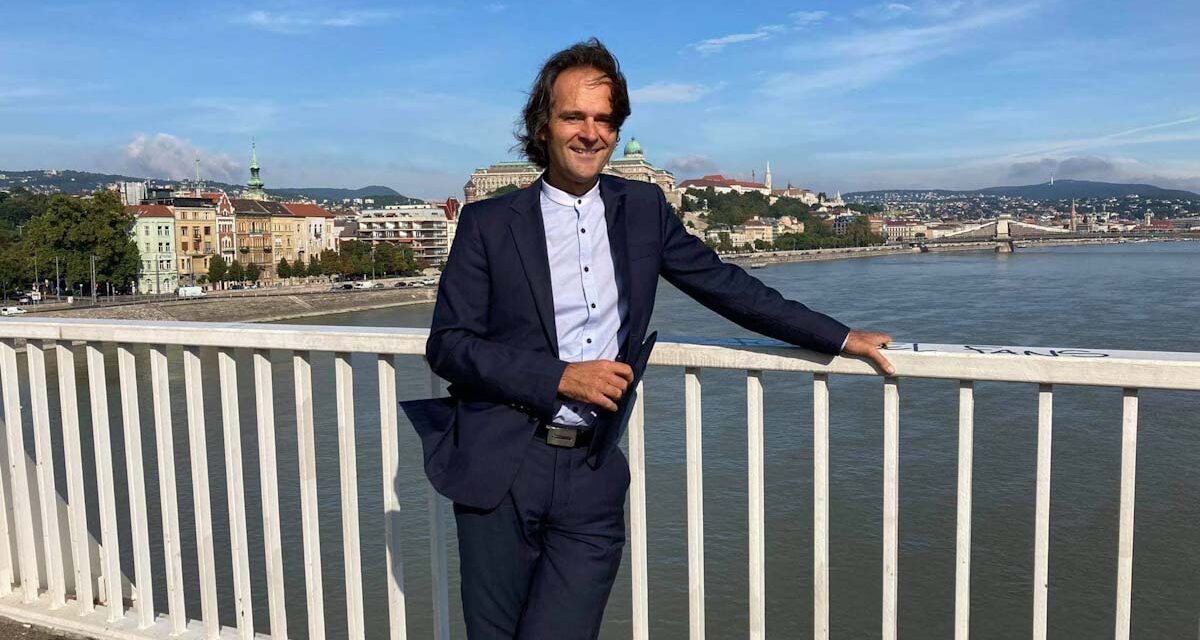 Bogányi Gergely a Müpában, A gyönyörök kertje az Art+Cinemában, A vörös lámpások a Bem moziban, Lélegzetnyi végtelen a Várkert Bazárban, Autósok fotókiállítás a Baross utcában – keddi programajánló