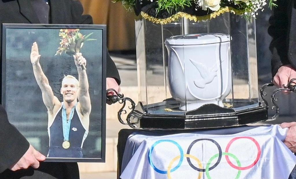 „Elment a világ legjobb férje, életem szerelme, a világ legjobb édesapja” – megszólalt Csollány Szilveszter özvegye, az olimpikont ma búcsúztatták a Farkasréti temetőben