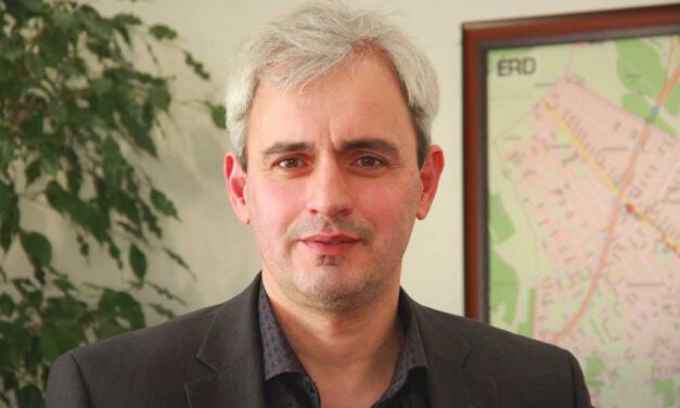 „Érd legyen a megyeszékhely!” – mondja Csőzik László, Érd polgármestere, aki liberálisnak vallja magát, mégis nagyon jóban van az Orbán-hívő fideszes szomszédjával – Nagyinterjú az agglomeráció legnagyobb városának első emberével