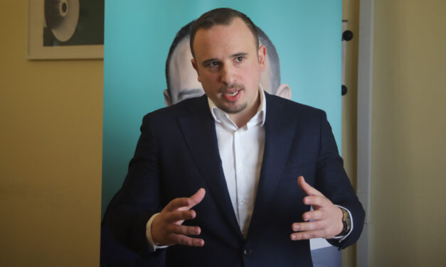 „A Fidesz mindig megnyomja az ígéret gombot a kampány előtt, utána meg valahogy elfelejti ezeket” – mondja Dorosz Dávid, Dunakeszi térségének ellenzéki országgyűlési képviselőjelöltje
