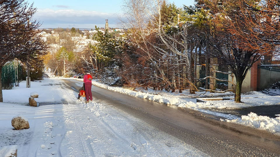Örülhetnek a gyerekek, esett a hó a Buda környéki falvakban, de hajnalban azért megijedhettek az autósok