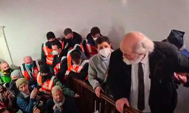 Feszült hangulat Iványi Gáboréknál: órák óta gyülekeznek a lelkész szimpatizánsai a Dankó utcában, a NAV ellenőrei az épületben kutakodnak