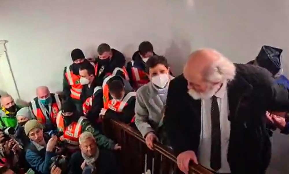 Feszült hangulat Iványi Gáboréknál: órák óta gyülekeznek a lelkész szimpatizánsai a Dankó utcában, a NAV ellenőrei az épületben kutakodnak