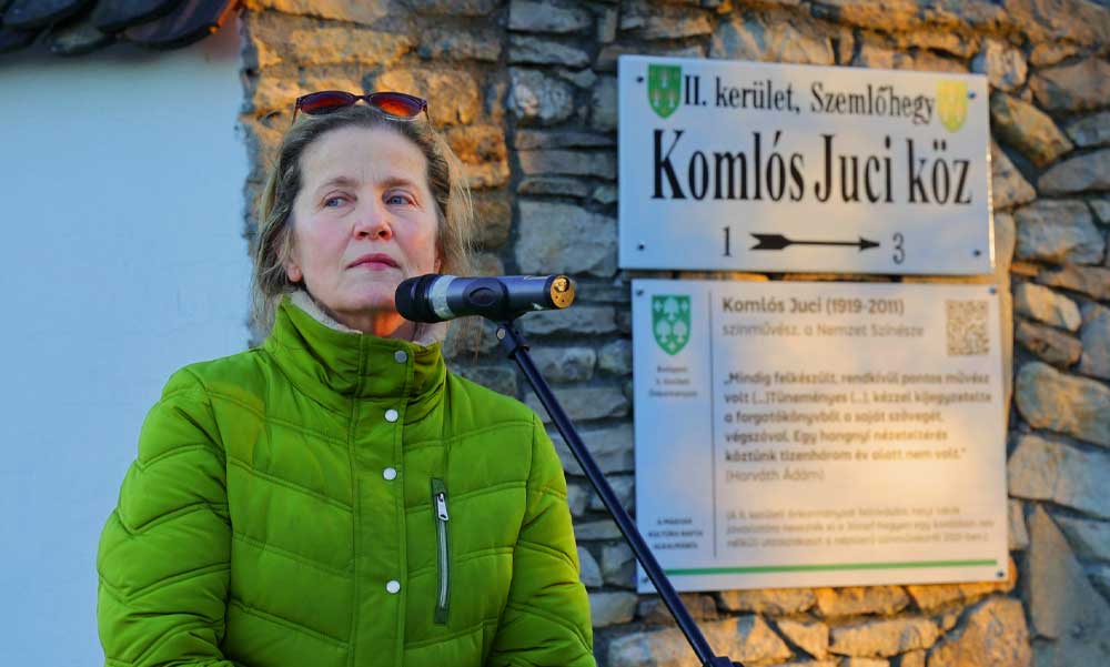 Komlós Juciról neveztek el egy utcát a Rózsadombon, az avatáson sorozatbeli unokája, Fehér Anna mondott beszédet: na de mit szólna Lenke néni az árstophoz?