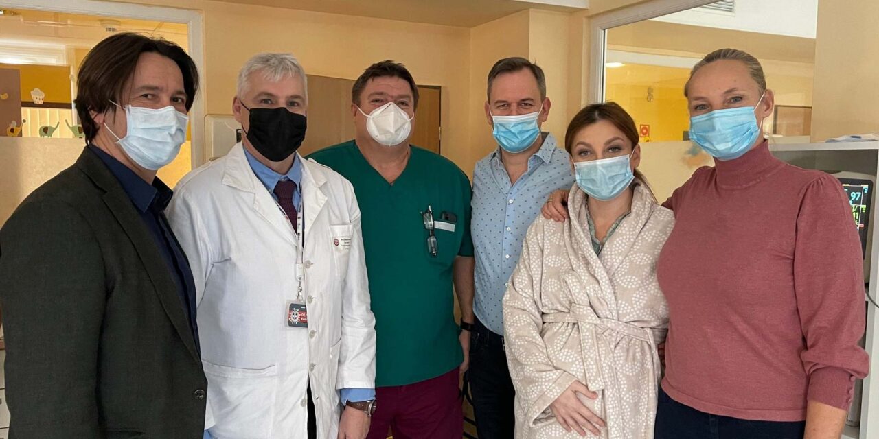 Itt az első fotó a hármasikrek anyukájáról – orvosaival fotózkodott Rúzsa Magdi a Honvédkórházban