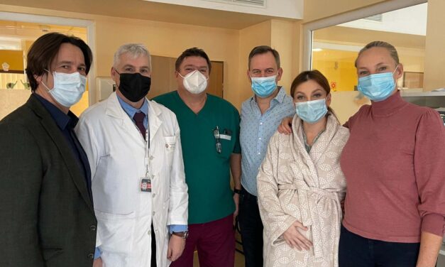 Itt az első fotó a hármasikrek anyukájáról – orvosaival fotózkodott Rúzsa Magdi a Honvédkórházban