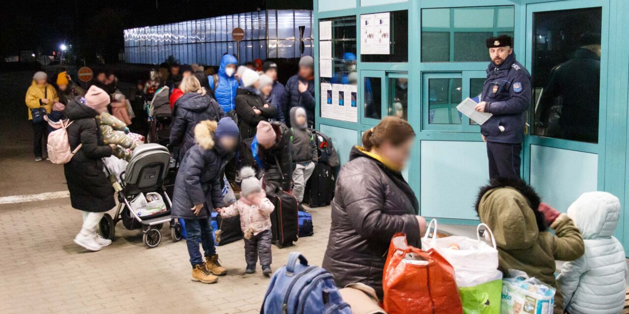 „Olyan emberek ők, mint önök, mint ti, mint én” – szívszorító szavakkal köszönte meg az érdiek adományát Csőzik László, az agglomerációban mindenki az ukrán menekülteknek gyűjt