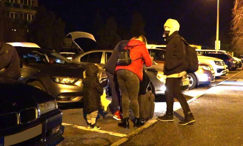 Taxishiénák az ukrán-magyar határon: van aki 150 ezer forintot kér a menekültektől egy budapesti fuvarért