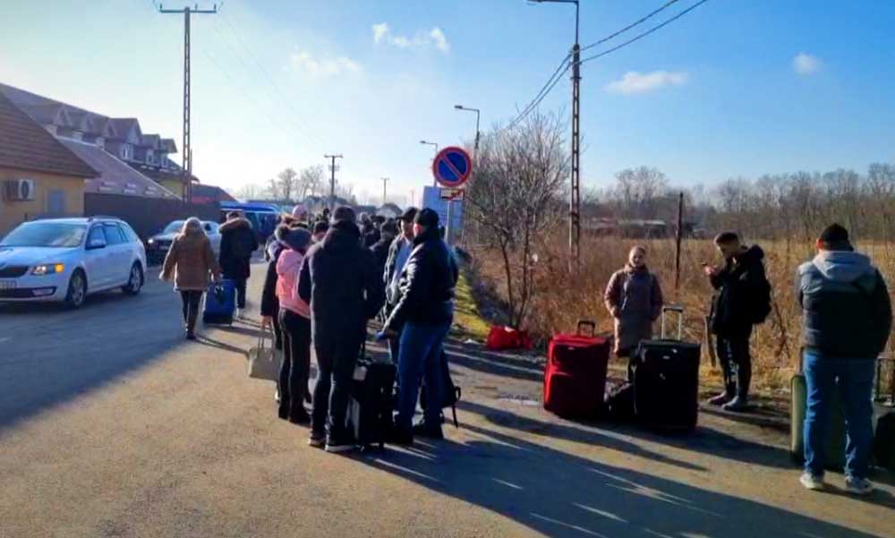 „Nagyon sokan menekülnek a határ felé, maguk mögött hagyva otthonaikat” – óriási az összefogás a Budapest környéki településeken, mindenki az ukrán menekülteken próbál segíteni